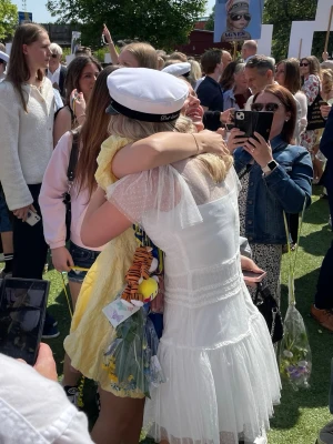 Student klänning  - Superfin vit klänning med v-ringning, volanger och spetsdetaljer. Perfekt till student! Jag använde den själv på min student dag så hör av dig om du vill ha fler bilder. Går ner i pris vid snabb affär💕