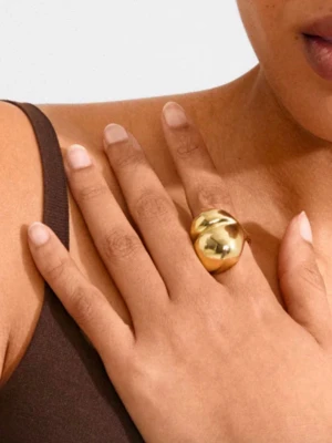 Chunky guldfärgad statementring pilgrim  - Cool och trendig ring i guldfärgad metall med en stor, rundad och skulptural form. Perfekt för dig som vill sticka ut och addera en unik touch till din stil. Ringen har en blank finish och är riktigt iögonfallande. Ringen är justerbar. 💕💕💕