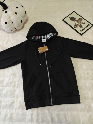 Svart hoodie Burberry-storlek S - Säljer en helt ny svart burberry hoodies. Om du är intresserad skriv för mer info.