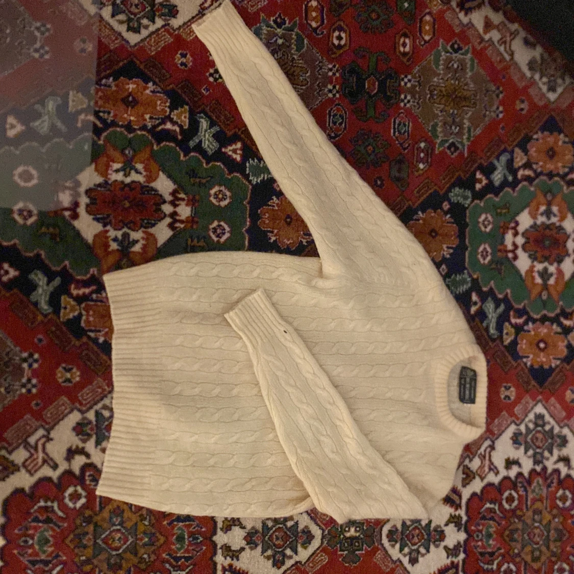 Vit kabelstickad ulltröja