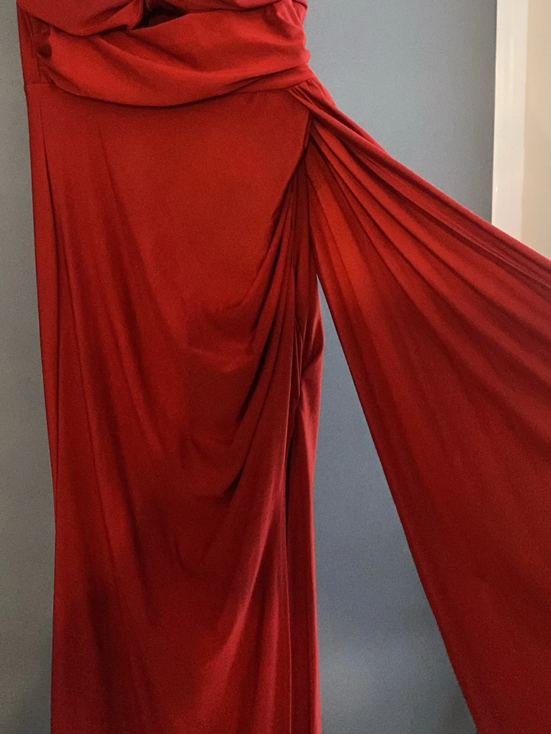 Röd långklänning med drapering - 2