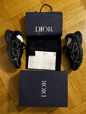 Dior B30 - Säljer mina Dior B30 som är sparsamt använda och i bra skick. Påse, dustbag, extra skosnören och skokartong medföljer. Tveka ej med frågor!