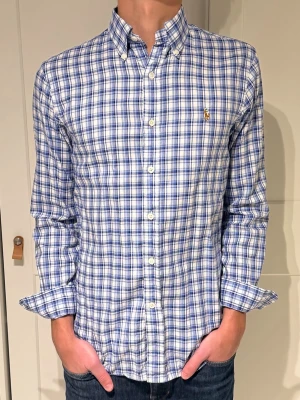 Ralph Lauren skjorta - Ralph Lauren skjorta i size S (slim fit). Inga defekter på skjortan. Modellen är 177cm. Hör av dig vid funderingar!