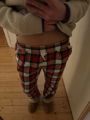 Pijamas byxor - Röd/vit grön rutiga pijamas byxor från Lindex i storlek 158/165. Lite highwaist Noppriga men funkar fortfarande.