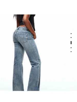 Blå bootcut jeans Bershka  - Säljer Blå jeans från bershka sitter jätte fint bootcut/lite straight.Passar perfekt t mig som är 170cm.Jättebra skick. Priset kan diskuteras 