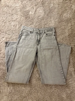 Ljusgrå raka jeans  - Bra skick