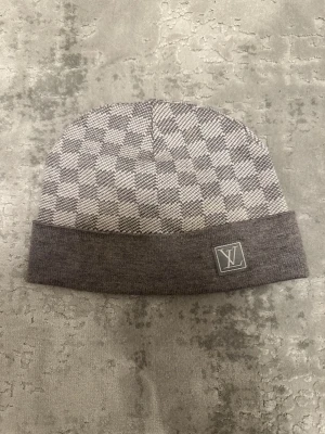 Grå mössa - Fin grå mössa perfekt för höst/vintern. Den är jätte skön och gör jobbet