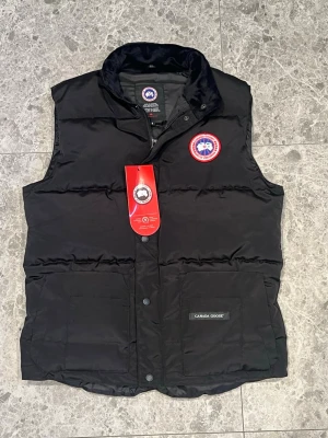 Canada Goose Väst - Tja, säljer nu min Canada goose väst då jag har en annan. Klassisk fin väst som passar till alla outfits. Hör av er vid minsta lilla fundering!