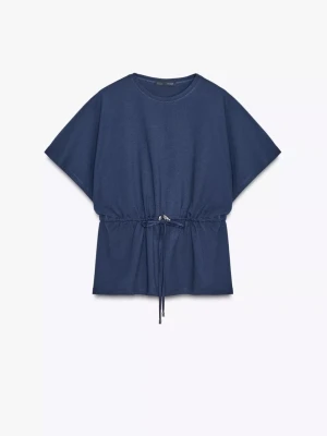 Marinblå T-shirt med snörning i midjan - Säljer en marinblå topp från Zara med korta, vida ärmar och rund halsringning. Toppen har en snygg snörning i midjan som ger en cool siluett. Tillverkad i mjuk bomull, perfekt att styla med jeans eller kjol för en avslappnad look. Enbart testad en gång annars helt oanvänd