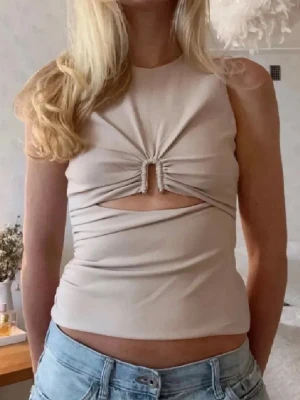 Zara topp - Fin topp från zara. Perfekt till olika tillfällen. Toppen är i bra skick dock så saknas en av de små metallbollarna som är på toppen. Syns i sista bilden. Inget man tänker på när man har på sig den 