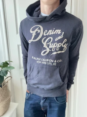 Denim and supply Ralph Lauren hoodie - Denim and supply Ralph Lauren hoodie, i en unik grå färg. Väldigt snygg design, hoodien är i storlek S vilket passar perfekt på modellen som är 180 cm 75 kg. Inga defekter på den heller! 