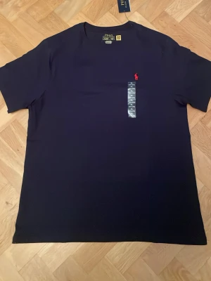 Polo ralph lauren t-shirt - Hej jag säljer denna helt nya polo ralph lauren tshirt som jag endast testat. Jag köpte den i fjol men glömde att lämna tillbaka den så den är sprillans ny bara testad. Ny pris är 595 på kidsbrandstores hemsida där den är köpt.