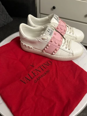 Valentino Garavani Rockstud sneakers - Snygga vita Valentino Garavani Rockstud sneakers  som jag köpt av en tjej här på Plick. Dom har en lite difekt som syns på sista bilden men är inget som syns när man har på sig dom. Man får med dustbag och extra snöre. 