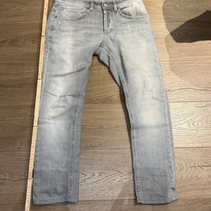 Ljusgrå Dondup George Jeans - Ett par otroligt schyssta Dondup George Jeans i ljusgrå färg säljes. Storleken är W31 med 90cm länd. Byxorna är i nyskick och knappt använda. Modellen är 173cm och vägen 65kg. Hör gärna av er ifall ni har några funderingar!