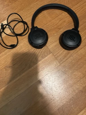  JBL over-ear hörlurar - JBL tune 520Bt laddare ingår och fraktar samma dag eller dagen efter.