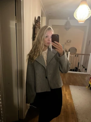 grå kappa - Kort grå kappa från vero moda som är använd sparsamt.