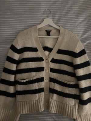 Randig beige kofta  - Fin kofta från Lindex! 