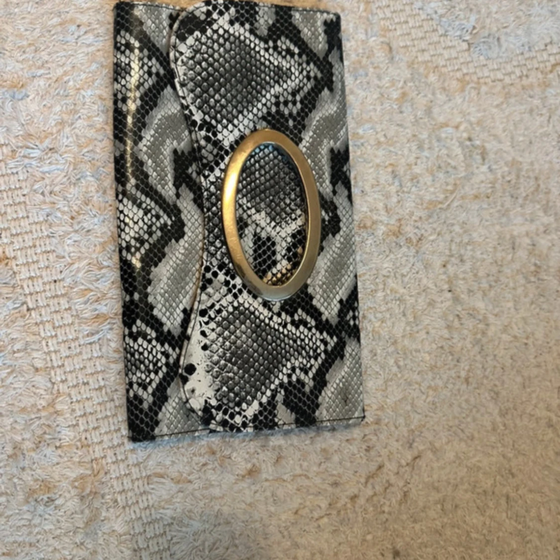 Kuvertväska i ormskinnsmönster