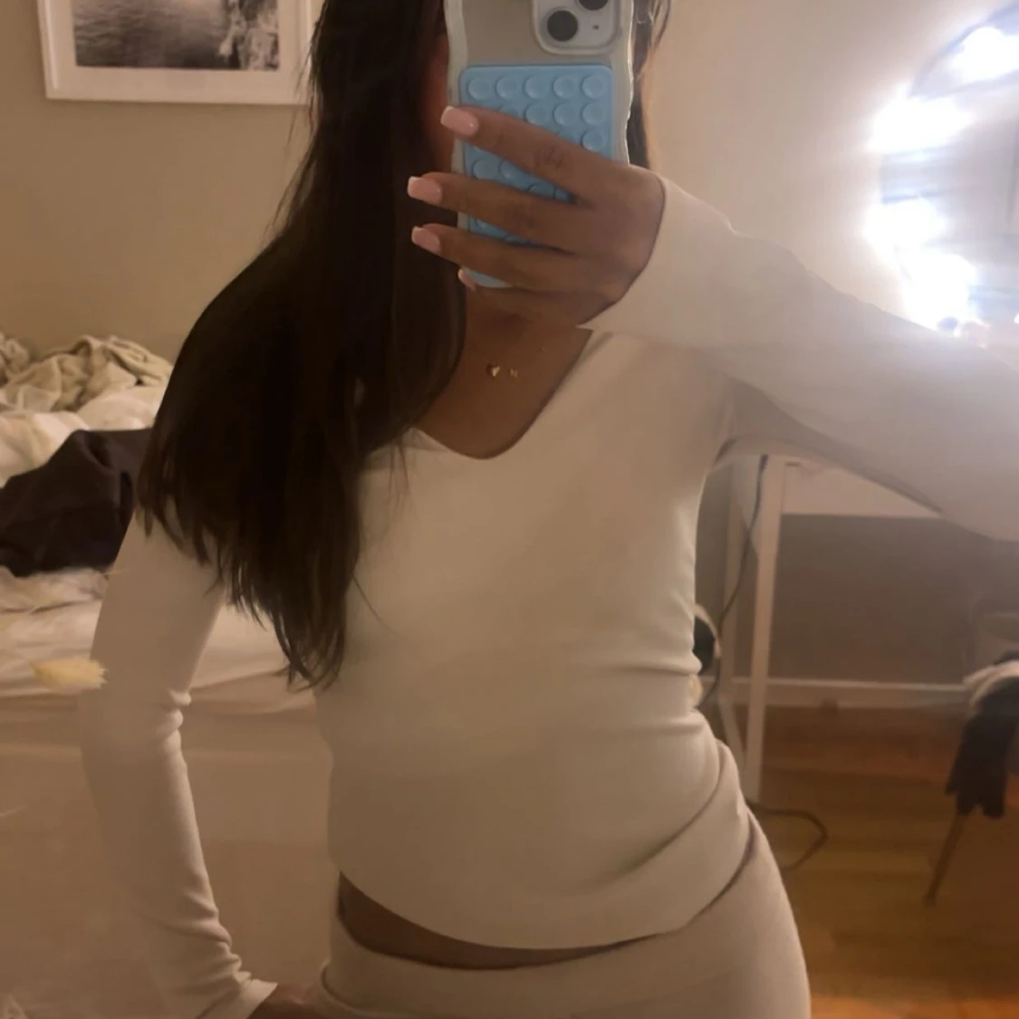 Vit långärmad topp med v-ringning - 1