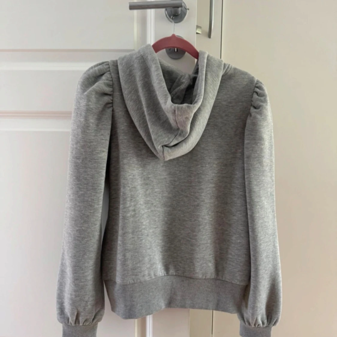 Grå hoodie med puffärmar - 1