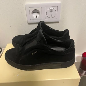 Svarta sneakers från Axel Arigato - Säljer ett par svarta sneakers från Axel Arigato bra skick på skor. Köptes helt nya och säljs pågrund av de är för små. Kan tänka mig sänka priset vid snabbaaffär. Storlek 40