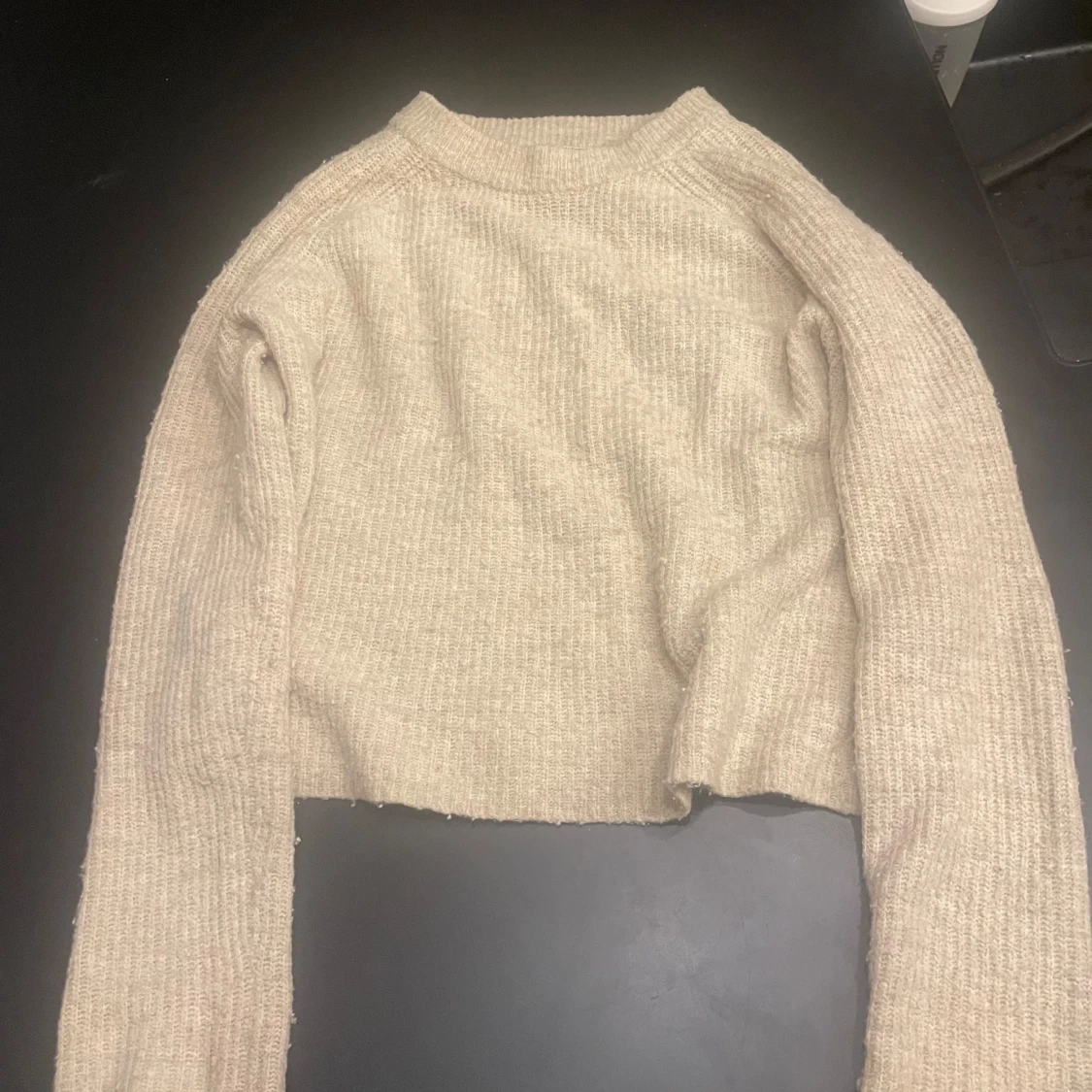 Beige croppad stickad tröja