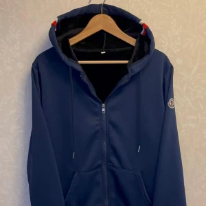 Marinblå  hoodie med dragkedja - helt ny monclizzy kofta storlek L sitter M. endast andvänd en gång 