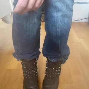 Svarta wedge sneakers med nitar och kilklack - Wedge sneakers med nitar och killklack pris kan diskuteras💞💞💞