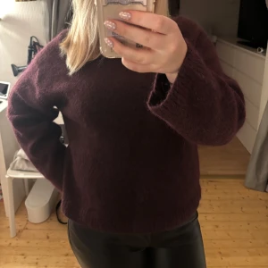 Vinröd stickad tröja - Mysig vinröd stickad tröja från Gina i storlek M, använd 2ggr så mycket fint skick. Skriv vid frågor💕