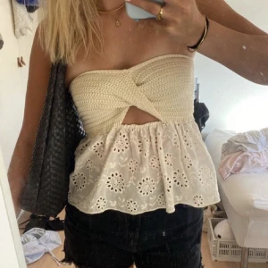 Topp - Jättefin topp i mycket bra skick, änvänd men i mycket fint skick!!   Obs! Kan inte leverera med instabox! Så skriv till mig först innan så löser vi post 🥰 