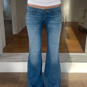 Abercrombie & fitch lågmidjade utsvängda jeans  - Ett par jeans från Abercrombie & fitch i storlek 14 slim, motsvarar typ en XXS/XS. Rakt över midjemått: 35cm. Innebenslängd: 76cm. Jag skickar ditt köp inom 24h. Se liknande plagg i min profil! 