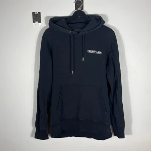 Helmut Lang hoodie  - Riktigt schysst Helmut Hoodie, inget kan gå fel med denna. Bra skick och i färgen svart samt storlek L men kan även passa M. Pris går att diskuteras!