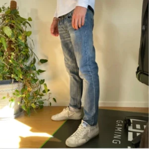Ljusblåa DonDup jeans - Nu säljer jag dessa blåa feta Dondup jeans i bra skick! Värda ungefär 2000kr nya och jag säljer dom då dom inte satt så bra som jag tänkte. Pris går att diskuteras så det är bara att höra av sig! 