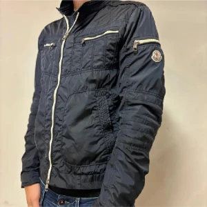 Moncler Höstjacka | Size 3, M - Säljer denna extremt feta moncler jackan | Helt perfekt till hösten ! | Naturligtvis äkta, äktighetscertifikat från Sicuro | Size 3,M | Skick 8,5/10, inga synliga defekter | Modellen på bilden är 183,73kg | Skriv vid frågor samt intresse 🫡 