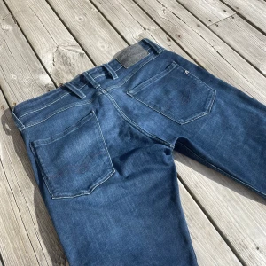 Blå Replay Anbass jeans - Säljer ett par snygga blå Replay Anbass. Midjan är storlek 32 och längden är storlek 32. Skicket är underbart! Ifall du undrar något eller vill ha fler bilder är det bara att skriva!