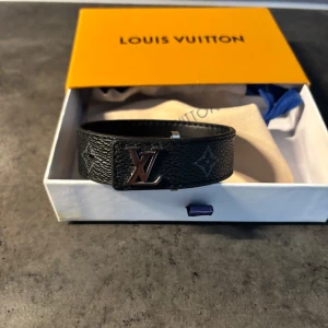 Louis Vuitton Armband - Ett jävligt fett Louis Vuitton armband i bra skick skriv frågor om längd o pris så löser vi något bra😁