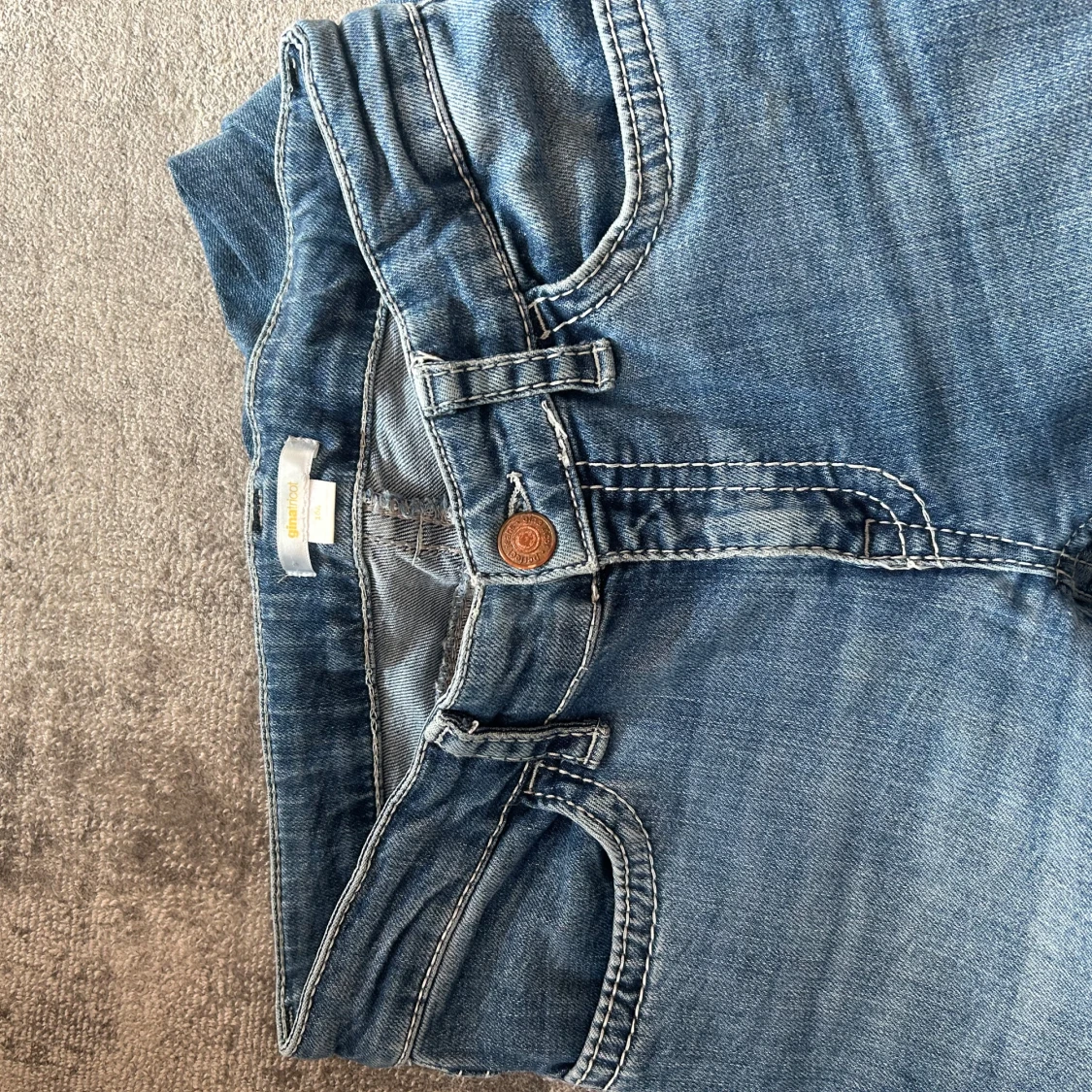 Blå jeans med kontrastsömmar - 3