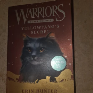 Warriors Super Edition: Yellowfang's Secret - Upptäck en spännande berättelse om lojalitet, hemligheter och äventyr i Warriors-världen! Perfekt för unga läsare som gillar katter, mystik och episka historier. Boken innehåller även en exklusiv Warriors-serie. Missa inte denna del i den populära Warriors-serien!