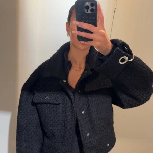 Svart teddyjacka med metallringar - Svart jacka med silver detaljer. Använd få gånger, i nyskick. Är Xs men väldigt oversized 