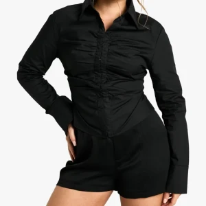 Svart figursydd skjorta - Säljer den då den var för liten för mig!   Svart skjorta med figursydd passform och rynkade detaljer längs knappraden. Skjortan har klassisk krage, långa ärmar och markerad midja som ger en snygg siluett. Perfekt för dig som vill ha en stilren men ändå trendig look. 