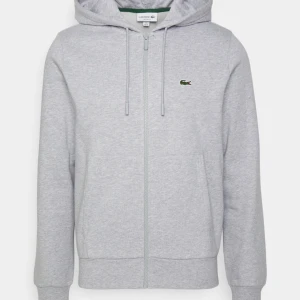 Lacoste Tracksuit till Salu! - Hej, säljer min lacoste tracksuit. Färg: light grey. Storlek S. Den är knappt använd och tvättat den 2 gånger! Jätte bra skick ny från hemsida kostar 2950. Hör av er för bilder osv.
