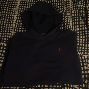 Polo Ralph lauren hoodie - Snygg marinblå polo Ralph lauren hoddie utan Snören, står XL men sitter mer som en L. Säljs extremt billigt så passa på!!✅