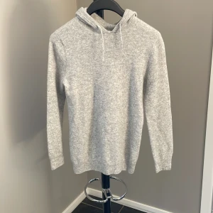 Grå stickad hoodie - Säljer nu denna grå stickade hoodien i bra skick då den blivit för liten. Storlek S. Skriv vid fler frågor eller funderingar!