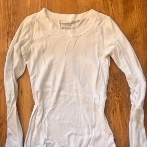 Vit tight långärmad - Basic vit tight långärmad. Knappt använd!