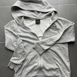 Peak performance tröja - Tjena säljer min tröja då jag inte har nytta för den längre. Den är använd och har slitning på armen. Fråga på. 