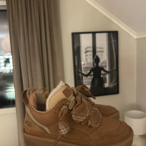UGG sneakers  - lowmel trainers i chestnut, endast använda två gånger då de var för små för mig💕 storlek 38 nypris var 3299kr, kom gärna med prisförslag!