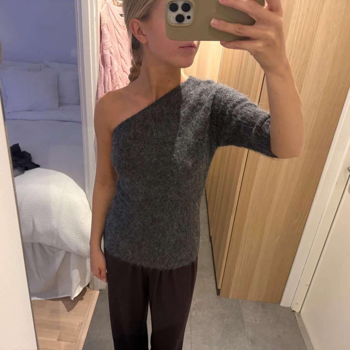 Grå stickad oneshoulder-top från Zara