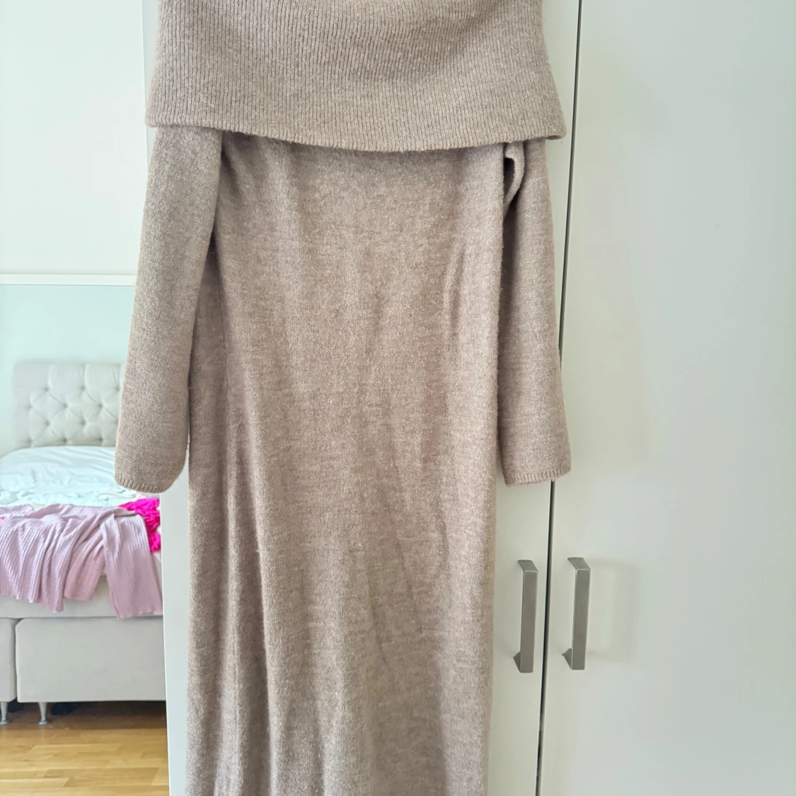 Beige stickad offshoulder långklänning