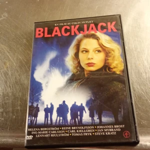 Blackjack - Upptäck 'Blackjack', en svensk klassiker regisserad av Colin Nutley. Omslaget visar en mystisk kvinna och en grupp människor i kvällsljus, vilket ger en känsla av drama och spänning. Perfekt för dig som gillar berättelser om relationer och livet.