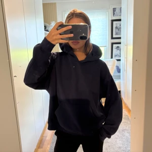 Mörkblå hoodie  - Mörkblå hoodie i bra skick från Gina tricot